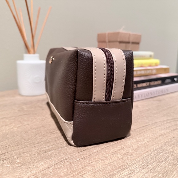 BVLGARI | Emirates First Class Toiletry Bag for Men - Picture 5 of 8